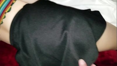 סליפּינג צעלקע סקולגירל שוועסטער געץ איר ענג טאָכעס מיט איר פינגער